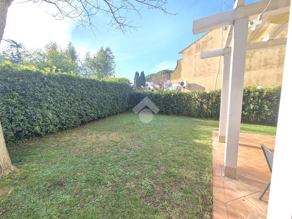 Zona giorno con cucina a vista della villa a Marina Velca Golf