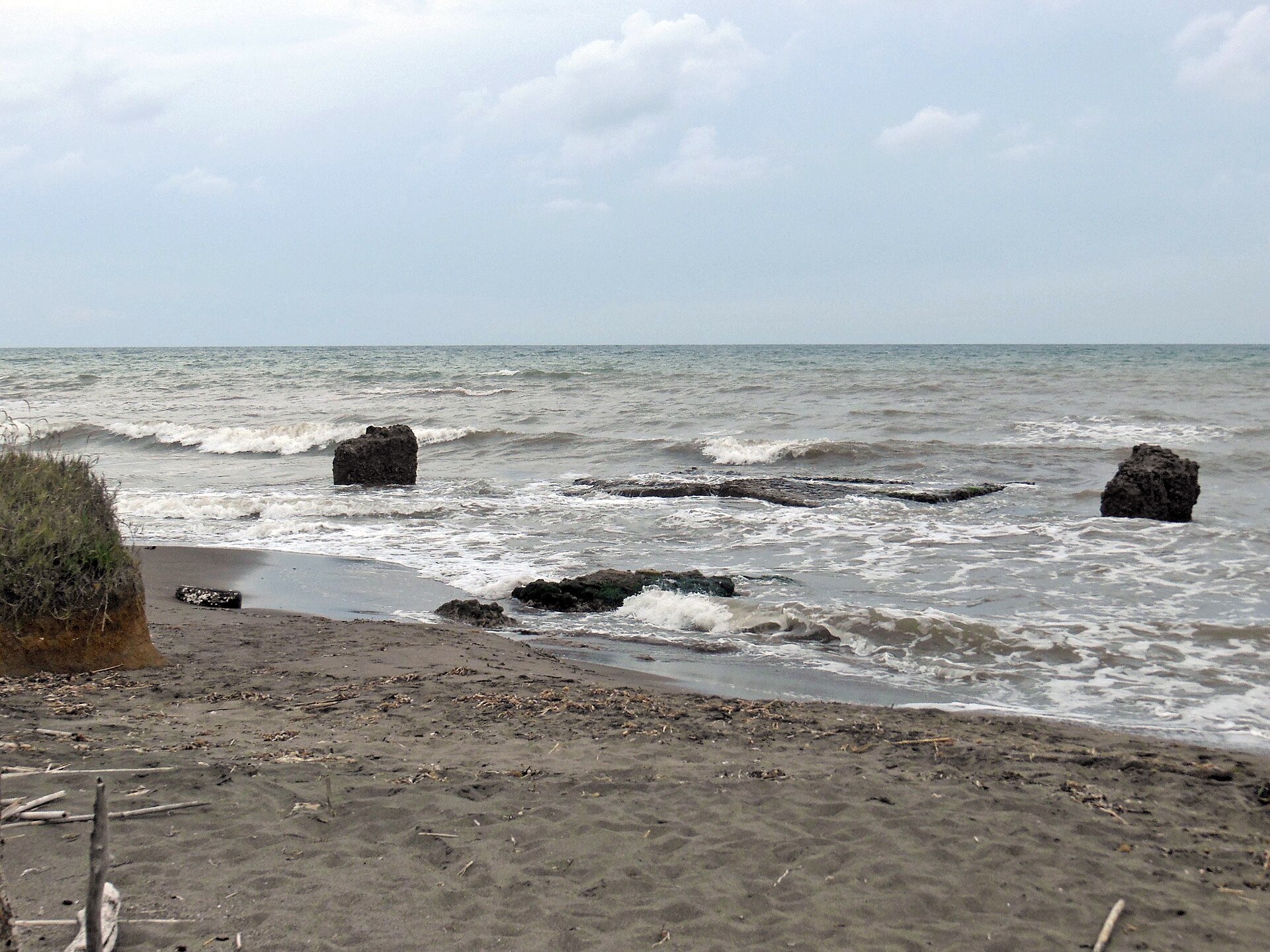 Dark sand beach between Marina Velca and Pian di Spille